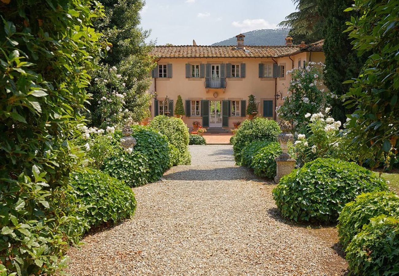 Villa in Lucca - Historical Villa Daniela in the countryside