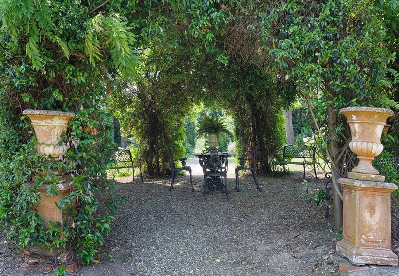 Villa in Lucca - Historical Villa Daniela in the countryside
