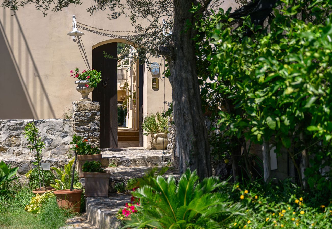Villa in Furore - IL MANIERO DEGLI DEI