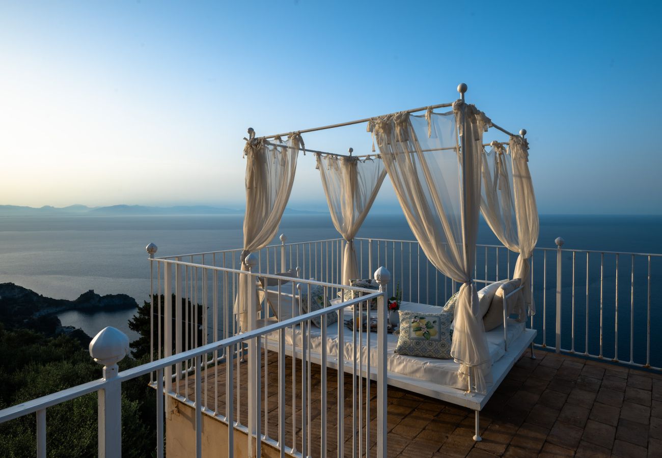 Villa in Furore - IL MANIERO DEGLI DEI